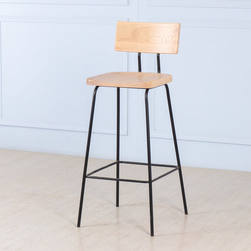 Stance<br><i> <small>Wooden Stool in Oak</i></small>