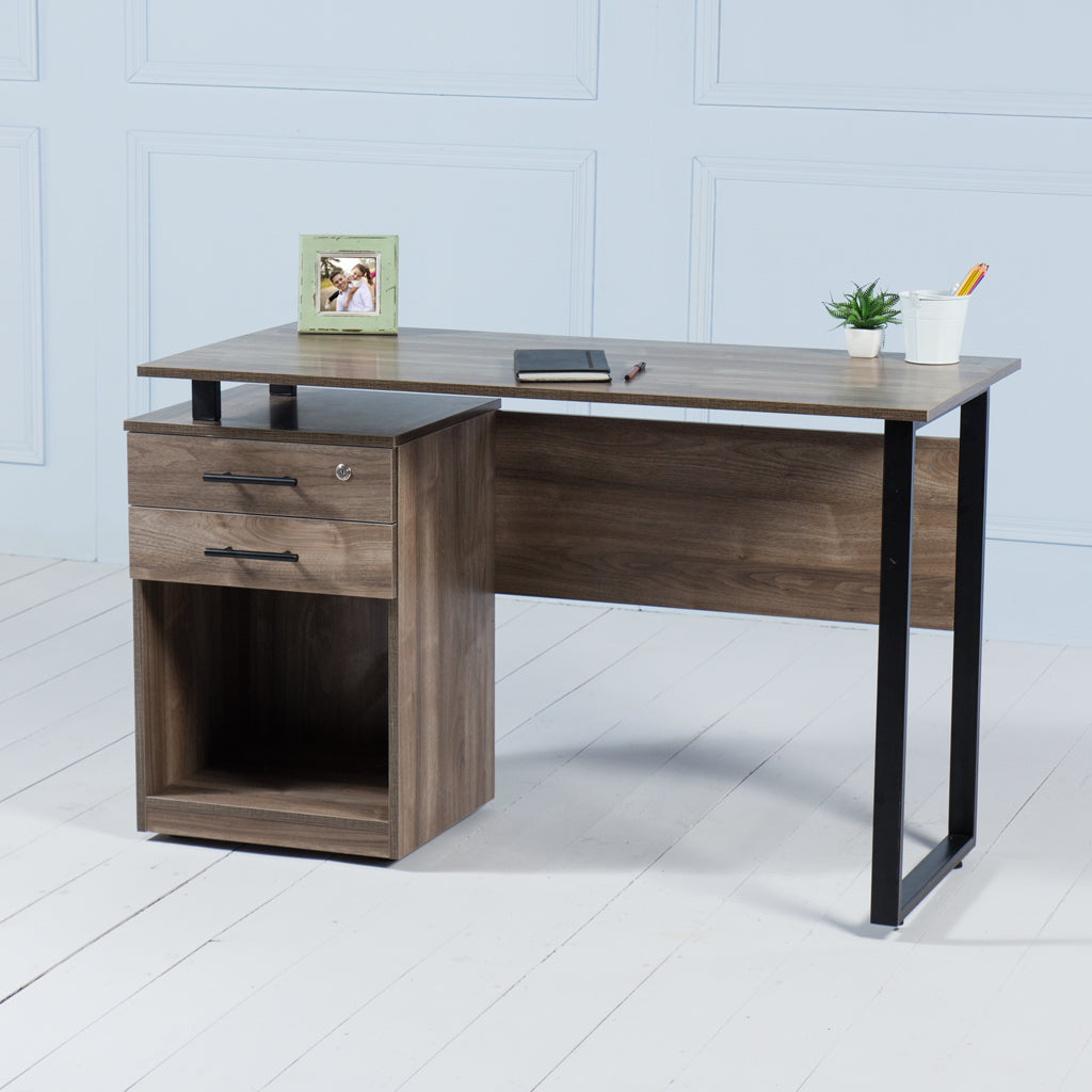 Review<br><i> <small>Office Desk in Walnut</i></small>